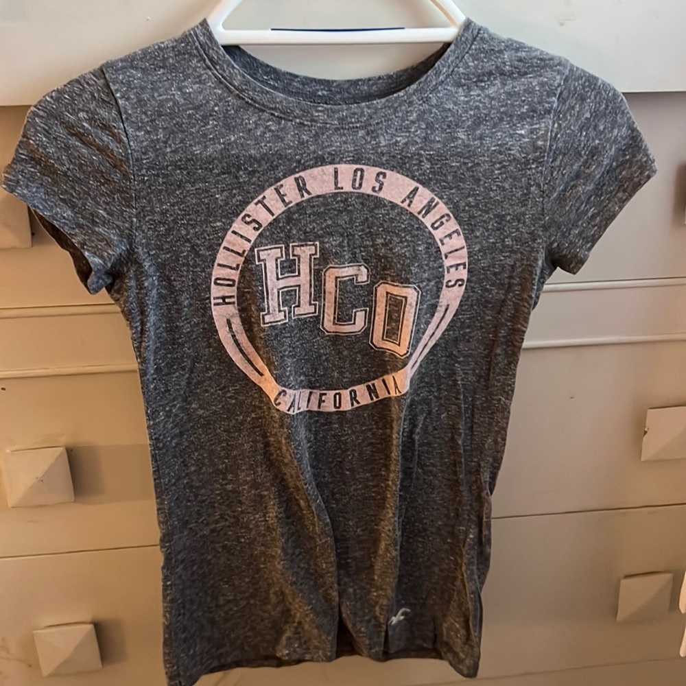 Hollister logo graphic tee